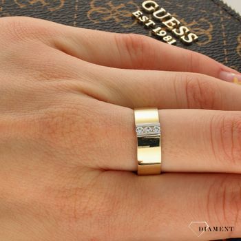 Złoty pierścionek szeroki z cyrkonią PI 1258. Złoty szeroki pierścionek. Złoty pierścionek z cyrkonią. Złoty pierścionek damski (2).jpg